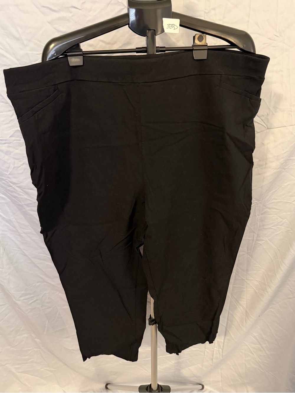 Avenue Black Pull-on Capris with Classic Style